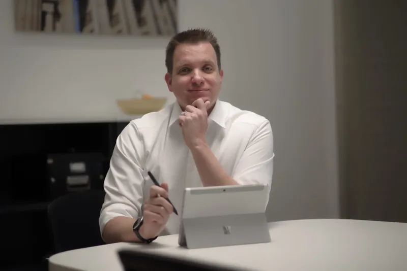 Benjamin Aunkofer am Schreibtisch mit Tablet
