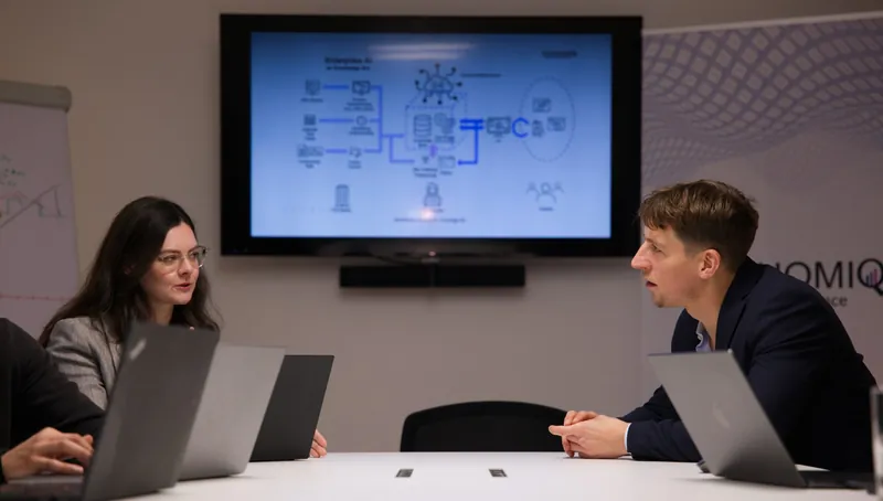 Entwicklerteam arbeitet gemeinsam an Laptops
