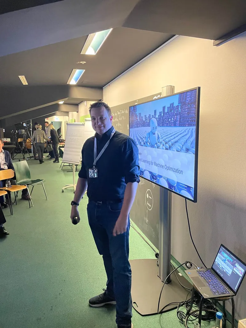 Benjamin Aunkofer bei einem Vortrag auf der Hannover Messe