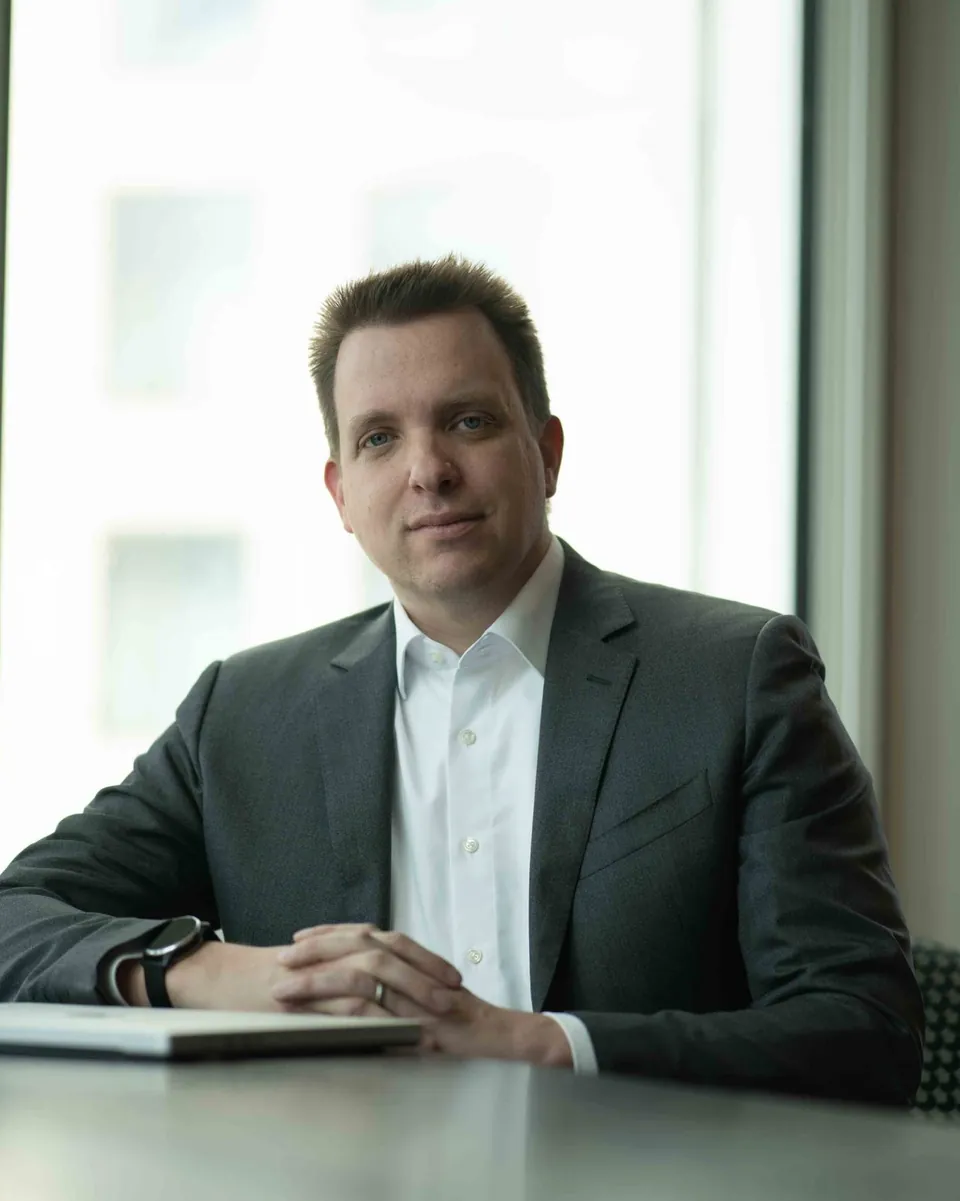 Benjamin Aunkofer, KI-Experte und Trainer, im Gespräch am Besprechungstisch