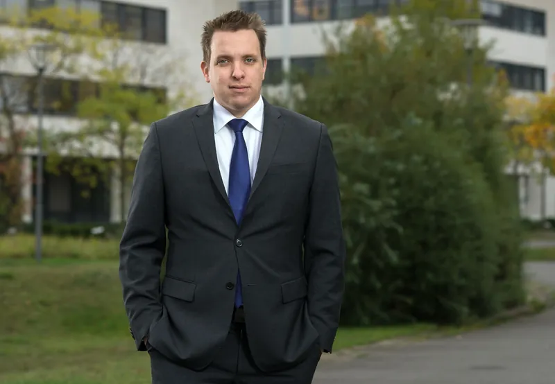 Benjamin Aunkofer auf dem Campus der HTW Berlin