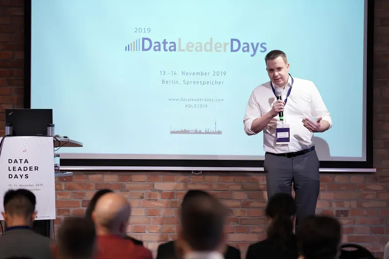 Benjamin Aunkofer auf der Bühne der Data Leader Days in Berlin