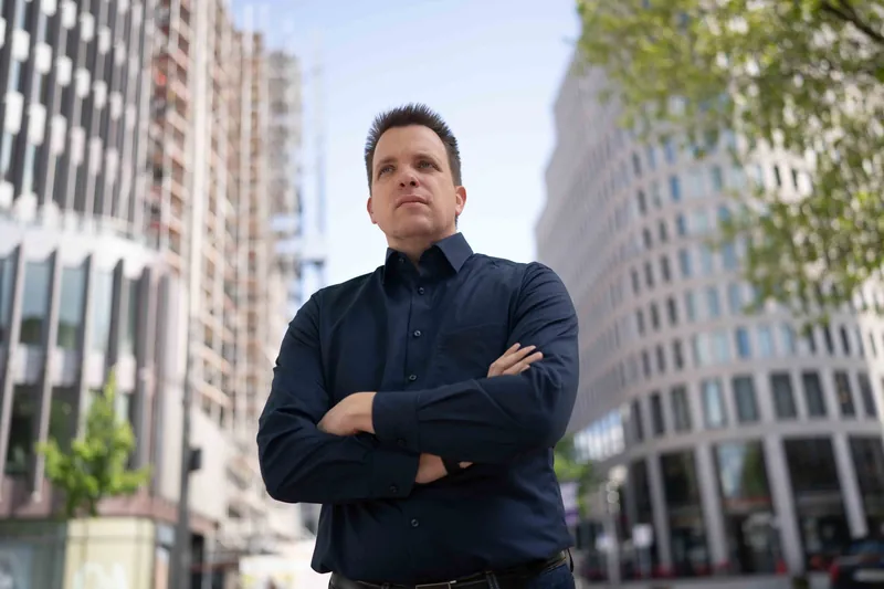 Benjamin Aunkofer vor moderner Bürofassade