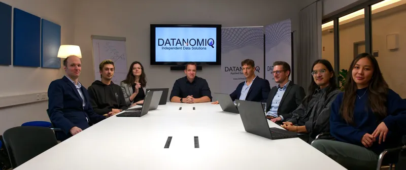 Das Team der DATANOMIQ am Konferenztisch