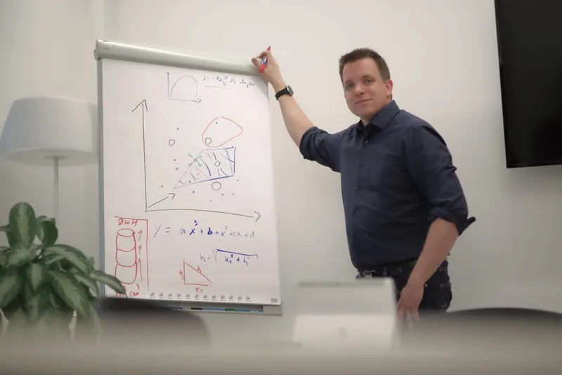 Benjamin Aunkofer erklärt am Flipchart ein Machine-Learning-Modell